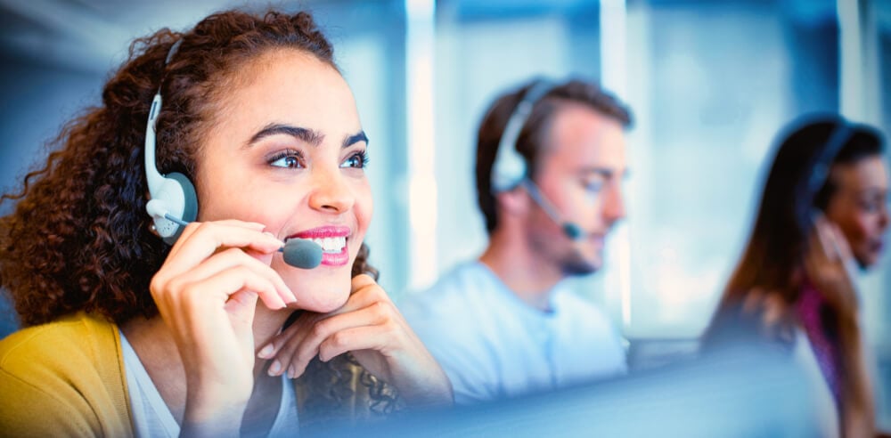 atendentes de telemarketing realizando atendimento por meio de contato telefonico