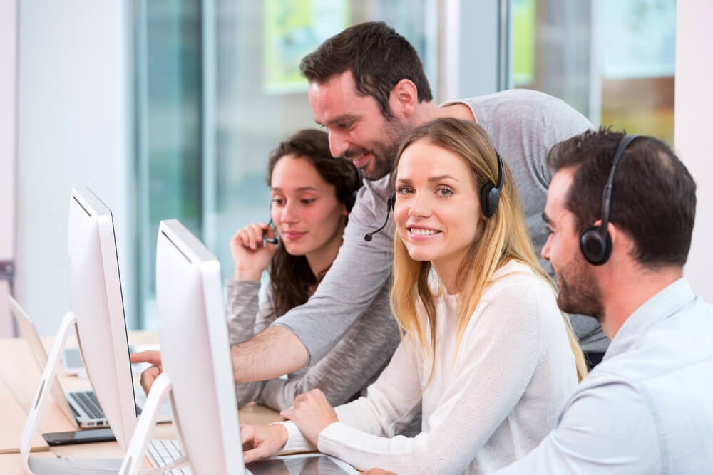 atendentes de telemarketing trabalhando em equipe