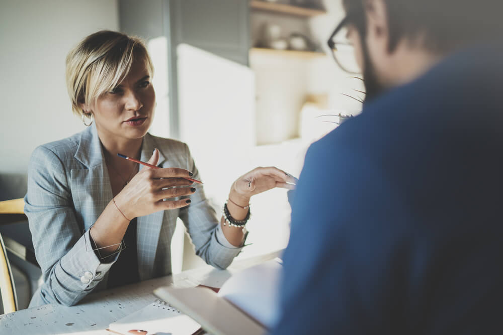 mulher de negócios conversando com homem