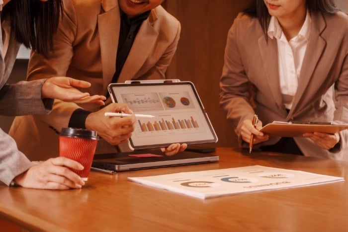 Equipe analisando gráficos de conversão e ROI para otimizar a nutrição de leads