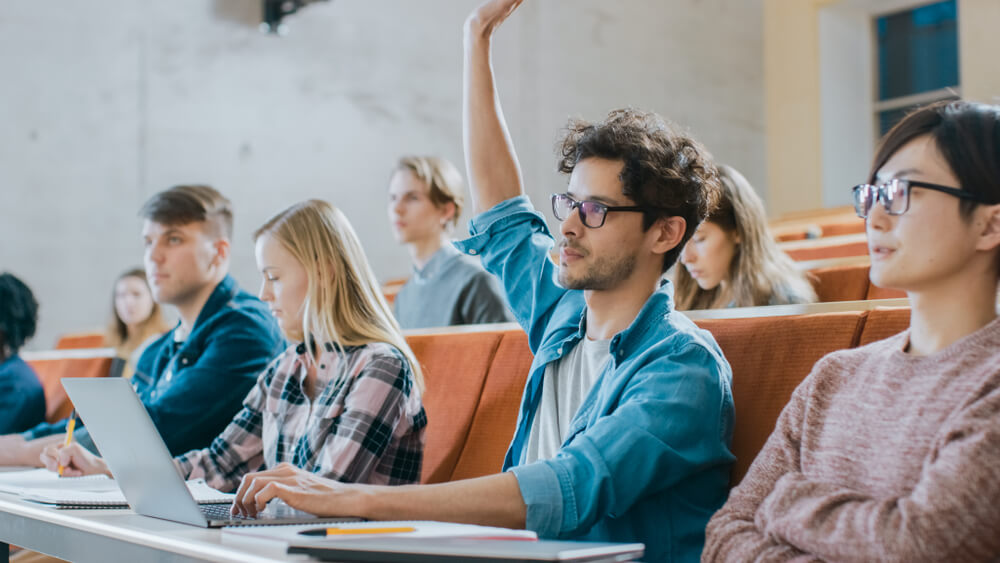 universitario em duvida meio a aula de relaçoes publicas