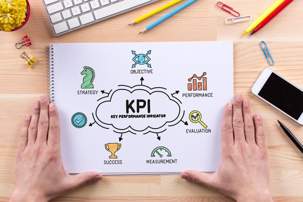 ilustração em caderno com KPI ao centro