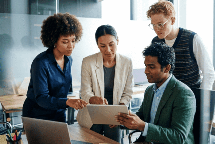 Consultoria de SEO com 4 pessoas planejando uma estratégia