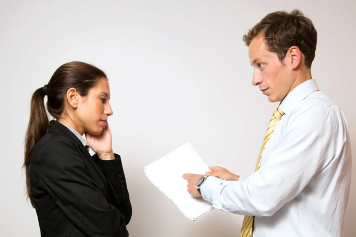 dupla-de-trabalho-preocupada-e-feedback-negativo-s