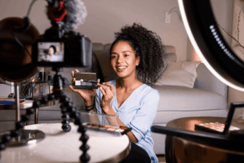microinfluenciadora gravando um conteúdo de frente para a camera